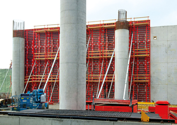 Large-sized Trio elements were used to construct the walls of the airport building, which rose up to 14 m high.