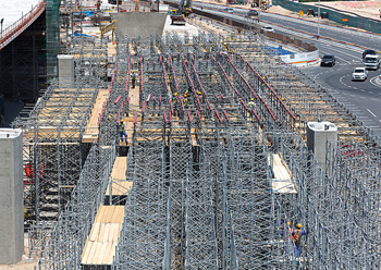 Combining the modular Variokit and PD 8 systems proved to be the ideal approach to establishing the superstructure formwork for the in-situ concrete bridge. 