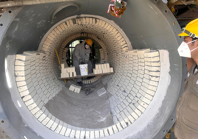 The tight space around and inside the furnaces and the high ambient temperatures required great skill from the brickwork fitters.